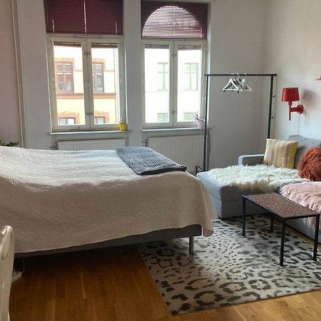 Rum Med Eget Badrum Och Stort, Delat Koek,Centralt I Malmoe A Room In An Apartment, Own Bathroom And Kitchen Shared With A Family Eksteriør billede
